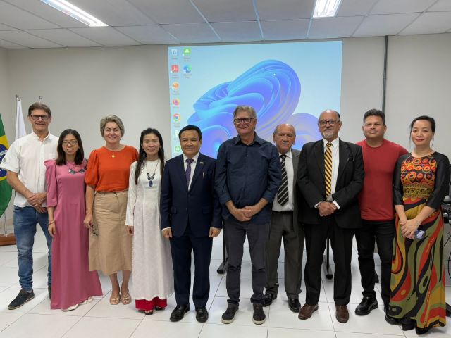 Ifes recebe comitiva do Vietnã